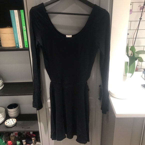 Super cute dress with side cut-outs - Picture 3 of 3